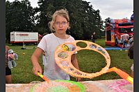 Liana (9) aus Halle stellt eine Riesenseifenblase her. - © Ekkehard Hufendiek