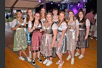 Shakira Rudolph (v.l.), Lili Kerschkowski, Clara Terschlüsen, Evelyn Neumann, Jana-Sophie Riese, Julia Bockstiegel, Carolin Tappe, Lea Dierksen und Svenja Ellermann gehören zur Hörster Landjugend. - © Ekkehard Hufendiek