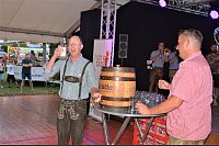 Das erste 30-Liter Bierfass spendiert Halles Bürgermeister Thomas Tappe den Volksfestbesuchern. - © Ekkehard Hufendiek
