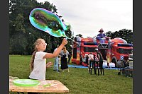 Liana (9) aus Halle stellt eine Riesenseifenblase her. - © Ekkehard Hufendiek