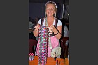 Svetlana Richter baut einen Turm aus leeren Schnapsfläschchen. - © Ekkehard Hufendiek