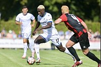 Die Partie Arminia gegen Peckeloh hat begonnen. Und die Versmolder überzeugen in den ersten Minuten auf dem Platz. - © Sören Voss