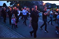 In der Dämmerung marschieren 500 Leute mit beim fröhlichen Fackelumzug durch den Ort. - © Ekkehard Hufendiek