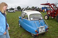 Das kleinste Auto der Schau ist eine Isetta von BMW aus 1962 mit einem Einstieg über die Fronttür. Der zwölf PS- Motor besitzt einen Zylinder mit einem Hubraum von 250 Kubikzentimeter. Laut Eigentümer Roland Werner wurde die simple Bauweise ein Erfolg. Zwischen 1955 und 1962 seien 161.728 Motocoupés verkauft worden. Die zahl sei nur vom Goggomobil übertroffen worden. - © Ekkehard Hufendiek
