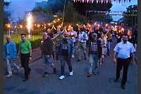 In der Dämmerung marschieren 500 Leute mit beim fröhlichen Fackelumzug durch den Ort. - © Ekkehard Hufendiek