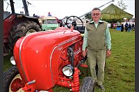 Friedhelm Godt aus Bokel führt stolz seinen Porsche Diesel Super vor. Der Trecker aus 1958 besitzt 38 Pferdestärken. - © Ekkehard Hufendiek