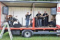Während der Oldtimerschau spielt die Band Herzattacke Live-Musik. - © Ekkehard Hufendiek