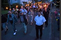 Löschzugführer Peter Goldbecker (r.) und der Vorsitzende der Kyffhäuser-Kameradschaft Manfred Klack marschieren beim Fackelumzug voraus. - © Ekkehard Hufendiek