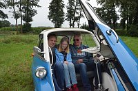 Das kleinste Auto der Schau ist eine Isetta von BMW aus 1962 mit einem Einstieg über die Fronttür. Ihr Besitzer Roland Werner (l.), seine Nichte Kara Spitzer und sein Vater Willi Werner haben in der winzigen Fahrerkabine Platz genommen. - © Ekkehard Hufendiek