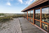 Besondere Herausforderungen der Sanierungsmaßnahmen der „Sansibar“ auf Sylt waren bauordnungsrechtliche Vorschriften zum Küsten- und Dünenschutz sowie ein ausreichender Schutz gegen Wind und Wetter. - © Architekturfotografie Bach/Schüco