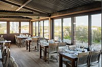 Die neuen Fenster- und Schiebesysteme der „Sansibar“ sind im gleichen Farbton der ursprünglichen Elemente gewählt. - © Architekturfotografie Bach/Schüco