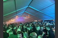 Weit über 1000 Gäste feierten beim Hemdsärmelball. - © Tobias Barrelmeyer
