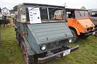 Beim Oldtimerfrühschoppen werden viele alte Arbeitsfahrzeuge vorgeführt - hier ein alter Mercedes Benz Unimog. - © Ekkehard Hufendiek