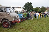 Neben dem Mercedes Unimog reihen sich zahlreiche alte Trecker aneinander. - © Ekkehard Hufendiek