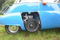 Das kleinste Auto der Schau ist eine Isetta von BMW aus 1962 mit einem Einstieg über die Fronttür. Der zwölf PS- Motor besitzt einen Zylinder mit einem Hubraum von 250 Kubikzentimeter. Laut Eigentümer Roland Werner sitzt der Motor rechts, "um das Gewicht des Fahrers auszugleichen". - © Ekkehard Hufendiek