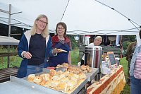 Heike Borgstedt (l.) und Beate Grossmann vom Heimatverein versorgen die Besucher der Oldtimerschau mit Gebäck. - © Ekkehard Hufendiek