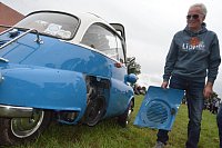 Das kleinste Auto der Schau ist eine Isetta von BMW aus 1962 mit einem Einstieg über die Fronttür. Der zwölf PS- Motor besitzt einen Zylinder mit einem Hubraum von 250 Kubikzentimeter. Laut Eigentümer Roland Werner wurde die simple Bauweise ein Erfolg. Zwischen 1955 und 1962 seien 161.728 Motocoupés verkauft worden. Die zahl sei nur vom Goggomobil übertroffen worden. - © Ekkehard Hufendiek