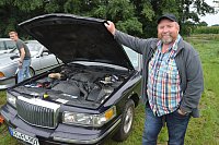 Harry Ehmke zeigt seinen Lincoln von 1996 mit 2,5 Tonnen Gewicht und 4,6 Liter Hubraum. "Das Tolle ist das Fahrvergnügen", sagt Ehmke. Er fahre nicht sondern cruise auf seinen weißen Ledersitzen über die Straßen. - © Ekkehard Hufendiek