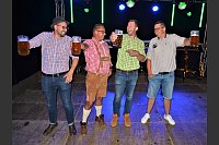 Vier von acht Teilnehmern beim Maßkrughalten haben schon aufgegeben. Daniel Richter (v.l.), Sascha Hintze, Alexander Karrasch und Patrick Gießelmann halten noch durch. - © Ekkehard Hufendiek