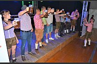 Sieben Männer und eine Frau konkurrieren beim Wettbewerb "Maßkrughalten" um einen Preis: einen Schnapsgürtel und ein Gutschein für ein Maß Bier. - © Ekkehard Hufendiek