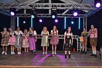 Acht Frauen in schöner Tracht treten beim Dirndl-Wettbewerb gegeneinander an. - © Ekkehard Hufendiek