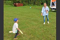 Claire Brüggemann aus Hamburg spielt mit ihrem vierjährigen Sohn Henry Beachball. Mutter und Sohn besuchen die Eltern - beziehungsweise die Großelternn - in Bokel. - © Ekkehard Hufendiek
