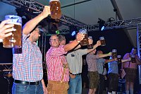 Sieben Männer und eine Frau konkurrieren beim Wettbewerb "Maßkrughalten" um einen Preis: einen Schnapsgürtel und ein Gutschein für ein Maß Bier. - © Ekkehard Hufendiek