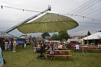 Unter einem grünen Riesenschirm machen es sich die Volksfestbesucher gemütlich. - © Ekkehard Hufendiek