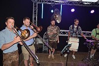 Die Homebrassband sorgt mit schwungvoller Blasmusik für Volksfststimmung im Festzelt. - © Ekkehard Hufendiek