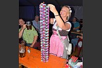 Svetlana Richter baut einen Turm aus leeren Schnapsfläschchen. - © Ekkehard Hufendiek