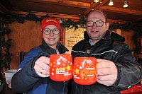 Die DLRG sorgt für Glühwein-Nachschub, hier Heike Schiller und Henner Diekmann. - © Frank Jasper