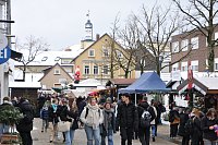 Schnee bedeckte Dächer passend zum Steinhagener Weihnachtsmarkt. - © Frank Jasper