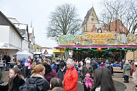 Bereits zur Eröffnung wurde es voll im Ortskern. Vor allem viele Schülerinnen und Schüler starteten auf dem Weihnachtsmarkt ins Wochenende. - © Frank Jasper