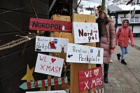 Wie cool ist das denn? Am Stand der evangelischen Kitas auf dem Kirchplatz gibt es diese originellen Wegweiser. - © Frank Jasper