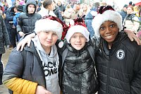 Cooler Style: Patryk (v. l.) Noel und Washington unterwegs auf dem Weihnachtsmarkt. - © Frank Jasper