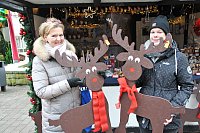 Achtung: Rentiere kreuzen den Kirchplatz: Sabine Sverin (l.) und Stina Stüker am Stand der Kitas Ströhen und Brockhagen. - © Frank Jasper