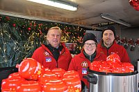 Herbert Helmig (l.) Kristina Schirra und Guido Neubauer verkaufen Glühwein am gemeinsamen Stand von AGS, TC Amshausen und der Volksbank. - © Frank Jasper