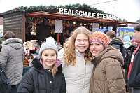 Samantha (v. l.) Rosa und Ilayda am Stand der Realschule Steinhagen. - © Frank Jasper