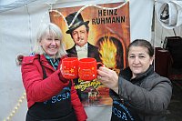 Karin Gehle (von links), Heinz Rühmann und Hazari Danho am Stand des Schwimmclubs Steinhagen-Amshausen. - © Frank Jasper