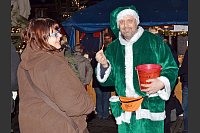 Weihnachtsmann in Grün: Uwe Stöcker verkaufte Lose zugunsten des Jugendzentrums - © .....