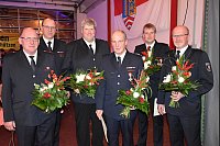 Jubilare und Gratulanten: Wolfgang Taplik,. de stellvertretende Kreisbrandmeister Dietmar Holtkemper, Torsten Goldbecker, Wehr-Leiter Lutz Mescher, Hans-Heinrich Knoke und Detlev Godt. - © Birgit Nolte