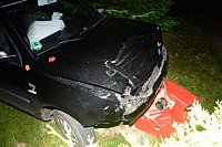 Der VW-Kleinwagen wurde durch den Zusammenstoß mit einem Bulli durch eine Hecke in einen Vorgarten geschleudert. - © Andreas Eickhoff