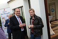 Abschiedsfeier für HK-Lokalchef Herbert Gontek: Gerold Momann (links/Vorstandsvorsitzender Stadtsparkasse Versmold), HK-Redakteur Christian Helmig. - © Foto: Jan Herrmann