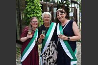 Es wird angestoßen: Nina Welpinghus, Dorothea Höner und die scheidende Kronprinzessin Marion Runde. - © Simone Pomikalek
