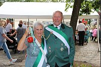 Sie teilt die Freude mit ihrem Gatten: "Apfelschützin" Bärbel Venohr und ihr Mann Hartmut. - © Simone Pomikalek