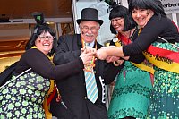 Bürgermeister Klaus Besser musste sich den Frauen geschlagen geben und den Rathausschlüssel herausrücken. - © Jonas Damme, HK