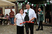 Der neue Schützenkönig zeigt stolz den zerschossenen Adler: Uwe Deppermann (rechts) mit seiner Königin Ulrike. - © Simone Pomikalek