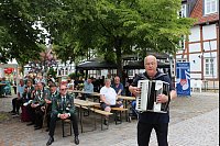 Am Akkordeon überrascht Manfred Lasner (vorne) vom Musikzug Borgholzhausen mit einer musikalischen Extraeinlage. - © Simone Pomikalek