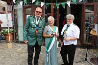 Zepter, Apfel und Krone: Jens Aßner, Bärbel Venohr und Caterine Kisker-Aßner sind die glücklichen Schützen, die die Insignien getroffen haben. - © Simone Pomikalek