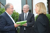 Abschiedsfeier für HK-Lokalchef Herbert Gontek - von links: Herbert Gontek, Hartwig Mathmann (Vorstandsvorsitzender Kreissparkasse Halle), Heidi Kirsch (Pressesprecherin Kreissparkasse Halle). - © Foto: Heiko Kaiser